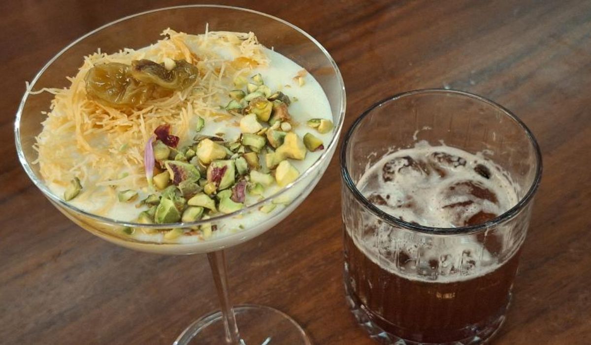Layali Líbano, crema de sémola con agua de azahar, frutos secos y sirope aromático con cóctel Despojo (mezcal, expresso, cordial de especias mexicanas), foto de Miriam Carmo