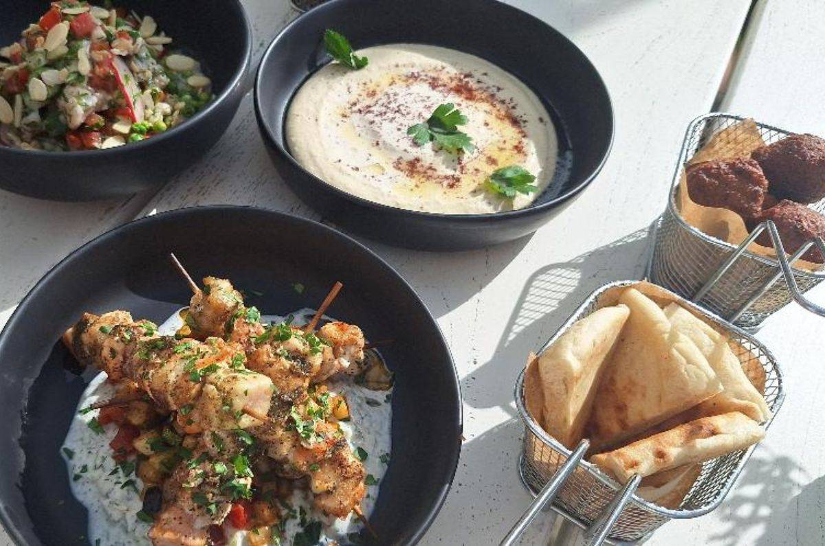Hummus con falafel, ceviche Mykonos, kebab de pescado y kebab de salmón en el rooftop de Layla Tulum, foto de Miriam Carmo