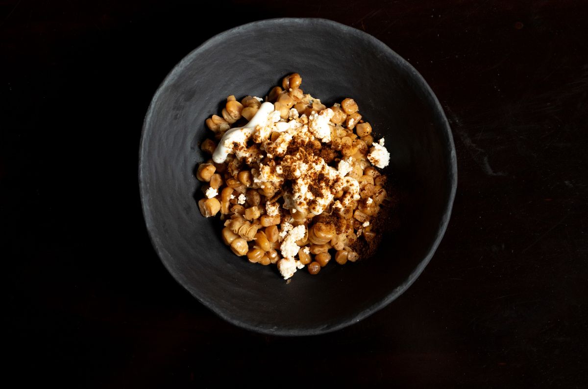 Esquite Pibinal (maíz enterrado, queso corazón de mantequilla y mayonesa de chile xcatik), foto proporcionada por el hotel