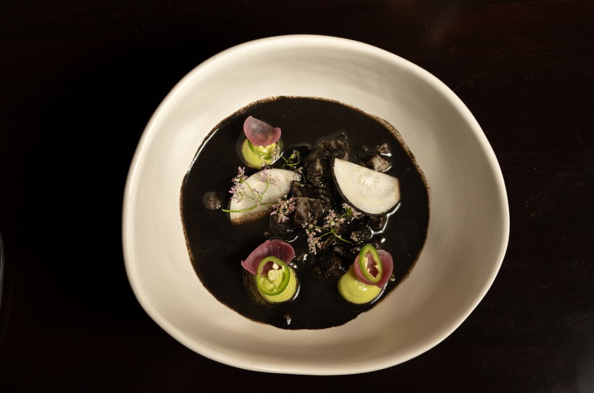 Ceviche negro con pesca del día, salsa de recado negro, cebollita de Ixil curtida y aguacate, foto proporcionada por el hotel