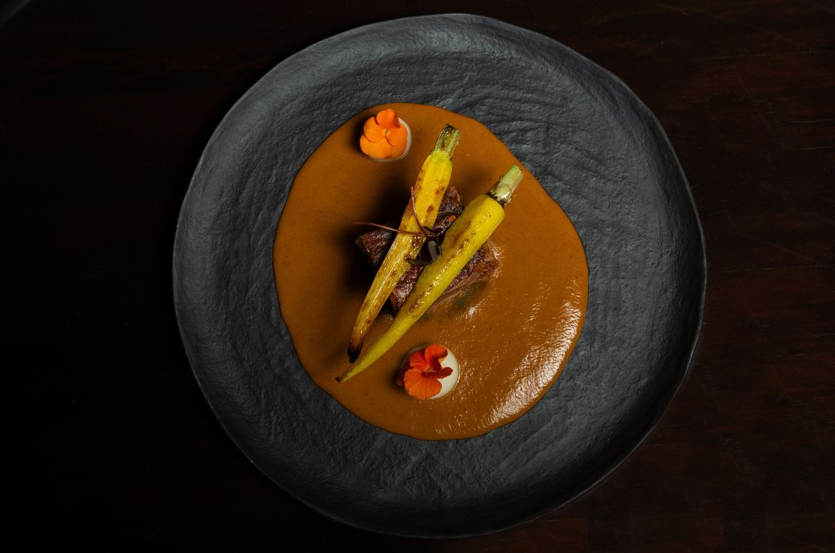 Ceviche negro con pesca del día, salsa de recado negro, cebollita de Ixil curtida y aguacate, foto proporcionada por el hotel