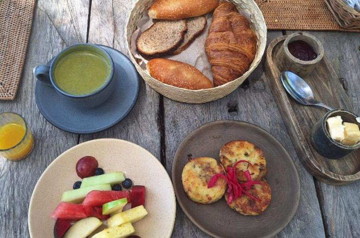 Desayuno con pan, latte matcha, fruta fresca y papas hashbrown, foto de Miriam Carmo