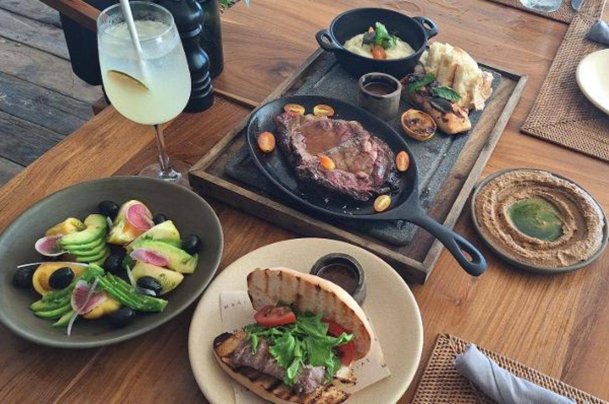 Menú especial (choripán, ensalada de tomates heirloom, puré de papa al rescoldo, rib eye high choice, salmón a la brasa) y cóctel Lychee Spritz, foto de Miriam Carmo