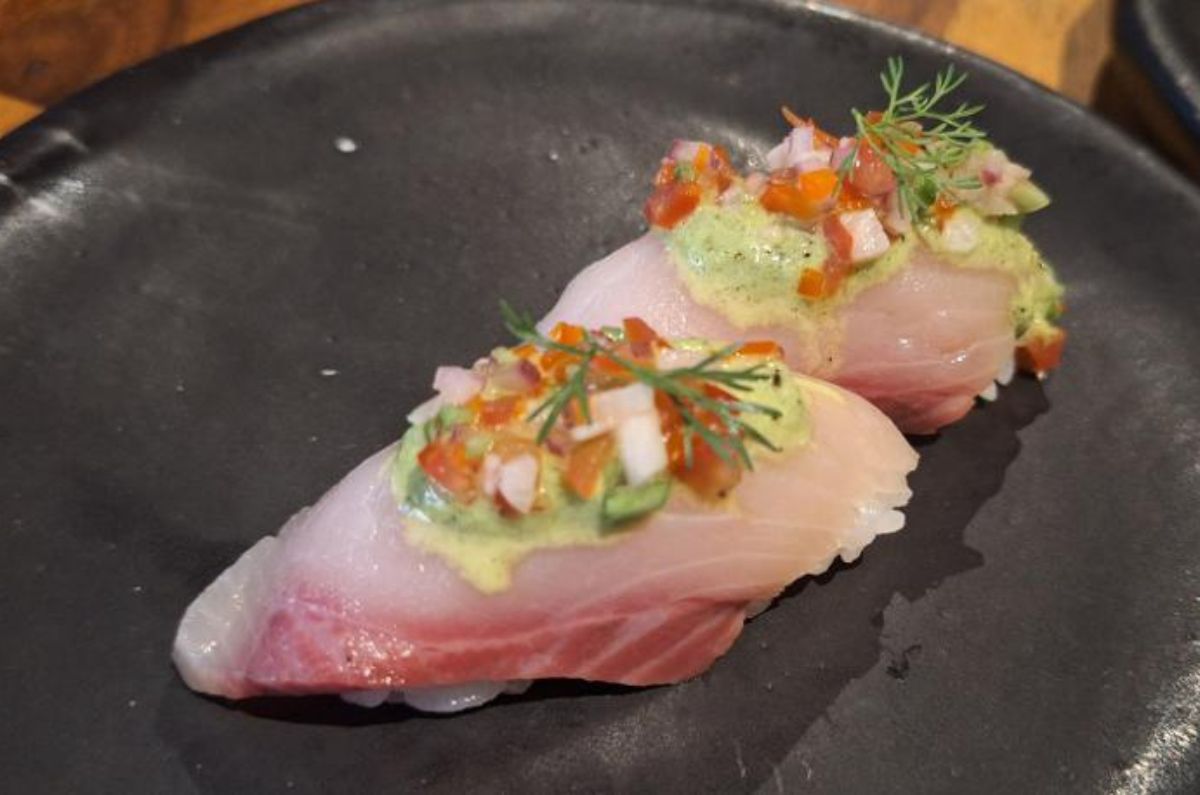 Nigiri de hamachi con salsa verde, foto de Miriam Carmo