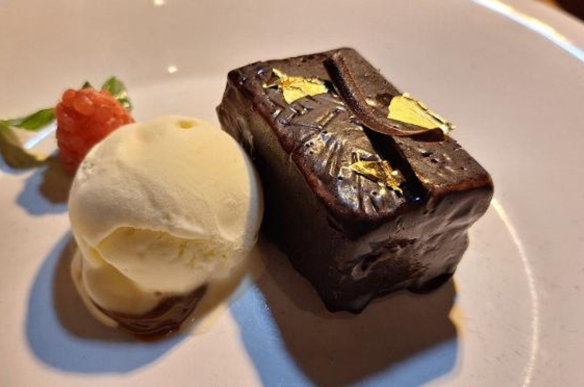 Postre Black To The Future (pastel de chocolate Valrhona sin harina, hojuelas de oro de 14k y helado de vainilla, foto de Miriam Carmo