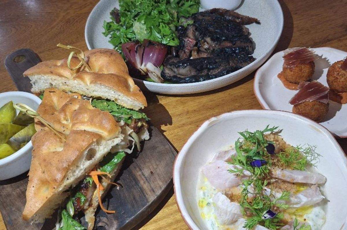 Hummus de la casa, croquetas de jamón ibérico, tiradito de pesca del día, shawarma de rib eye y sándwich de pastrami en Zapote Bar, foto de Miriam Carmo