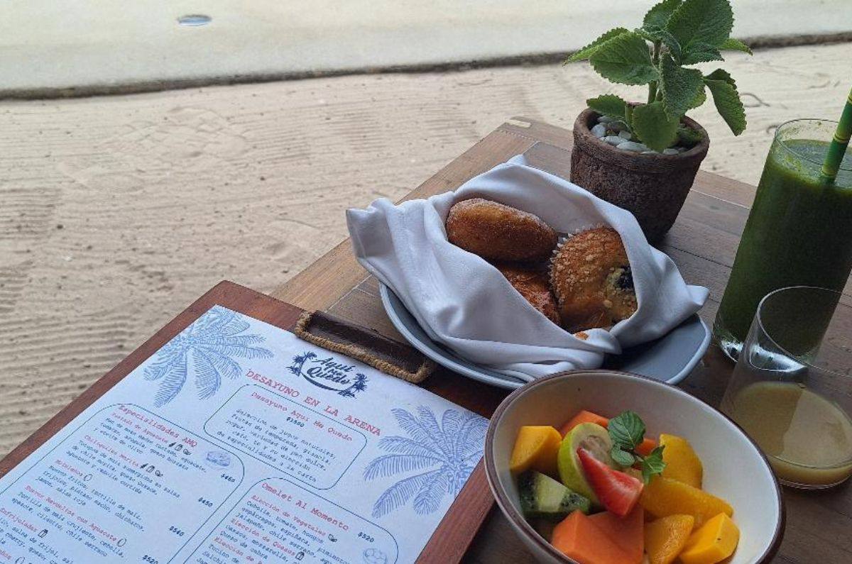 Desayuno en Aquí Me Quedo (panes dulces y plato de fruta fresca), foto de Miriam Carmo