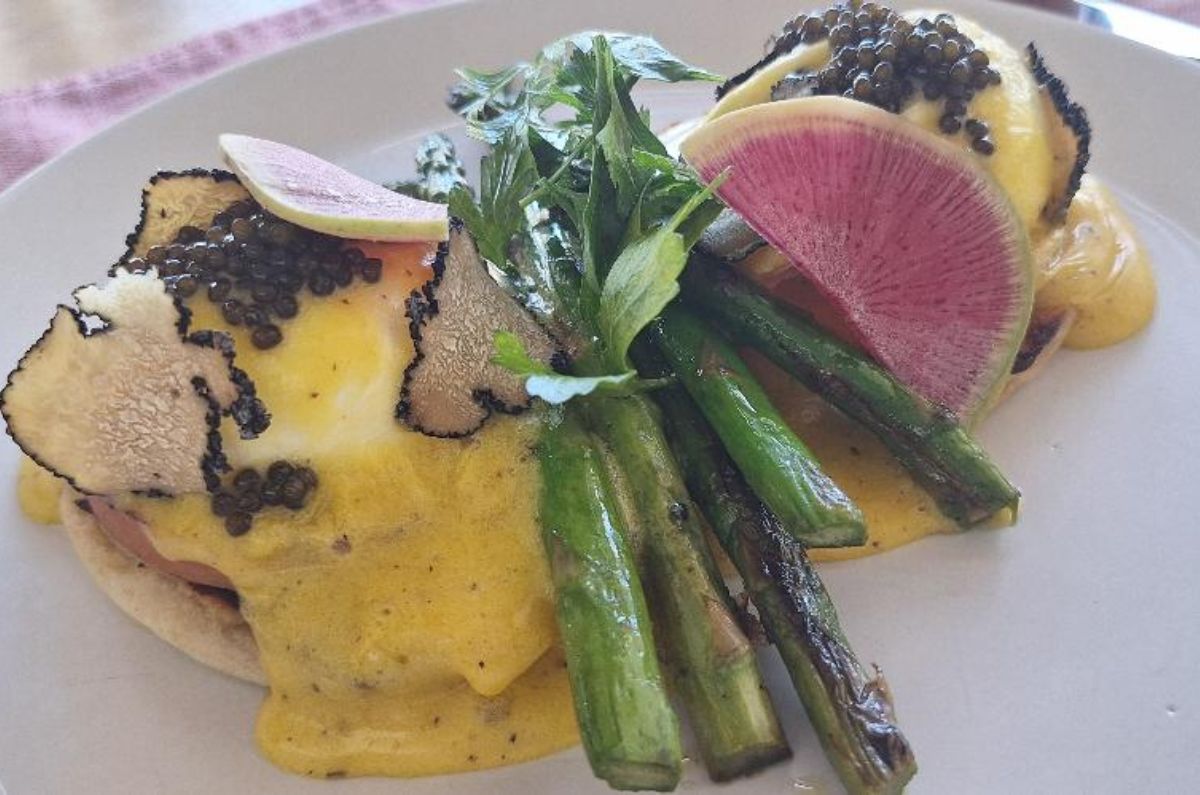 Desayuno: huevos Benedict Royal en Xasa del Lago (los clásicos con un toque de trufa y caviar), foto de Miriam Carmo