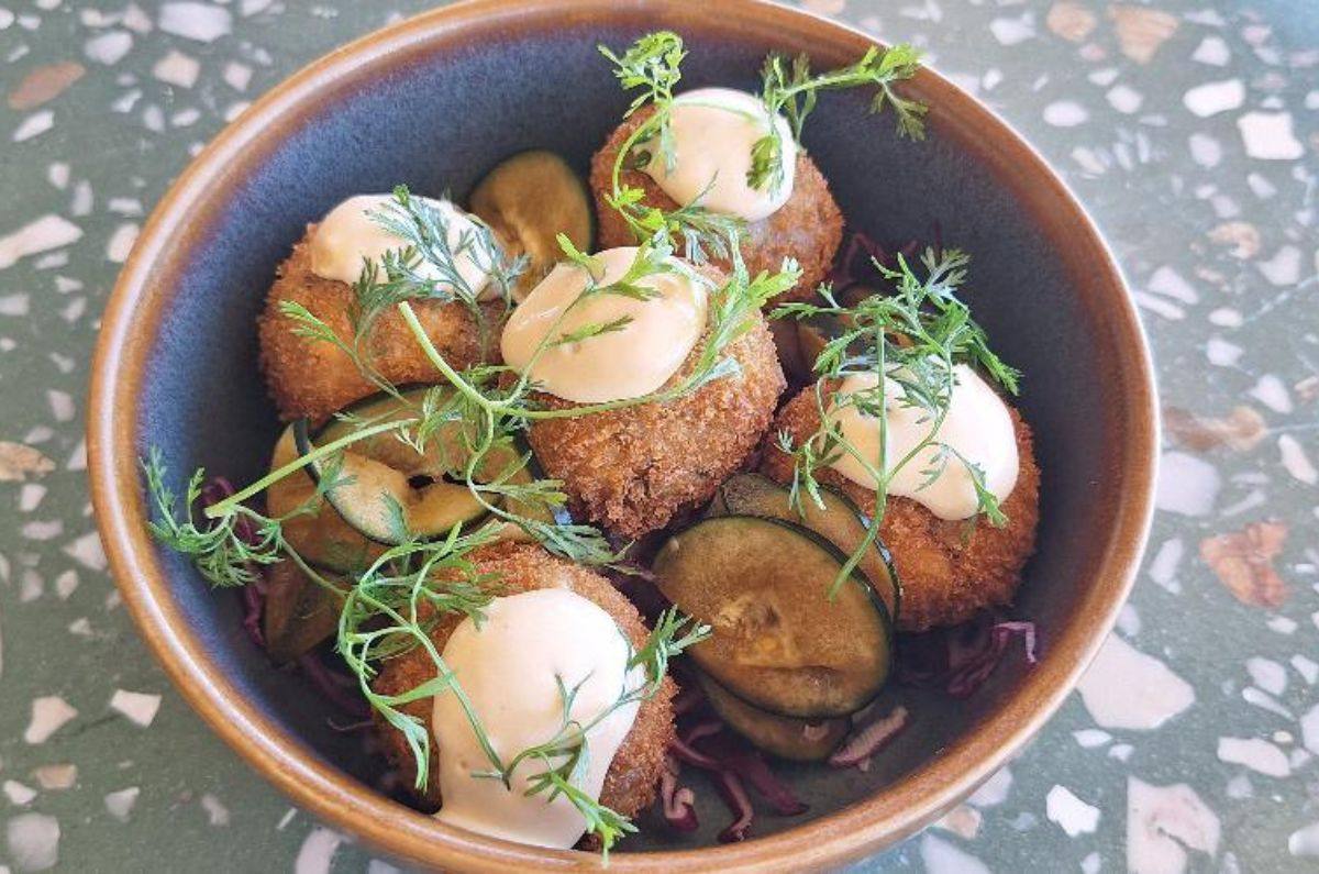 Croquetas de papa con pulpo, ensalada de pepino con polvo de chiles y aioli de ajo en Punta Bonita, foto de Miriam Carmo